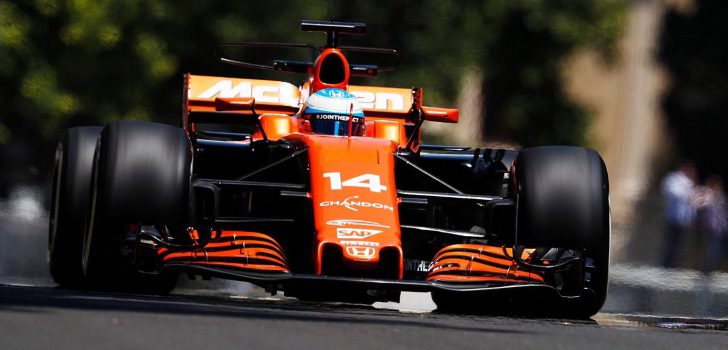 Fernando Alonso durante los libres en Bakú