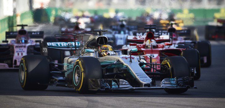 Hamilton liderando la carrera en Bakú