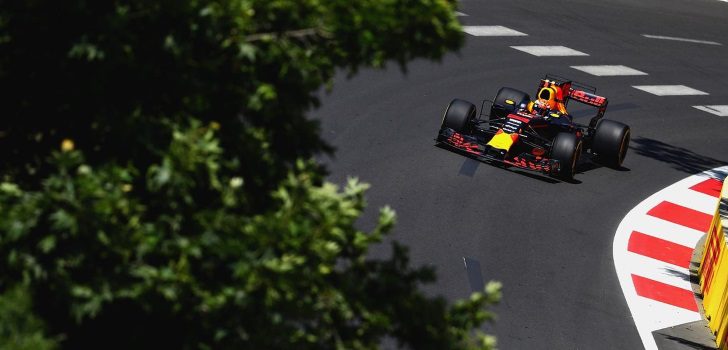 Max Verstappen con su Red Bull RB13 en Bakú