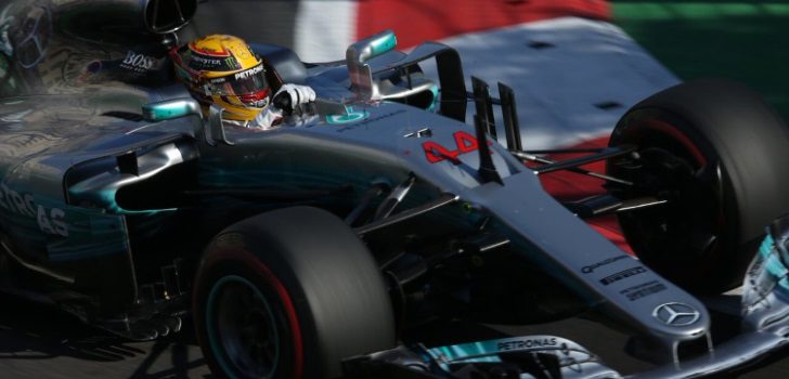 Hamilton durante la carrera en Bakú