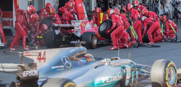 Lewis Hamilton y Sebastian Vettel durante el Gran Premio de Azerbaiyán 2017