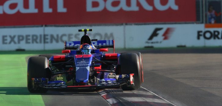 Carlos Sainz con su Toro Rosso en Bakú