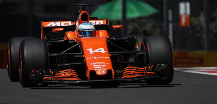 Fernando Alonso en Bakú con su McLaren
