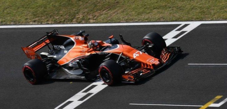 Lando Norris pilota el MCL32 en un test