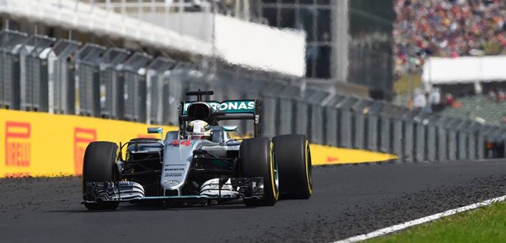 Lewis Hamilton pilotando su Mercedes