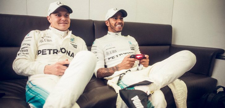 Valtteri Bottas y Lewis Hamilton juegan a un videojuego
