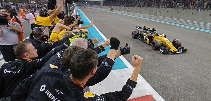 Los mecánicos de Renault vitorean a Hülkenberg