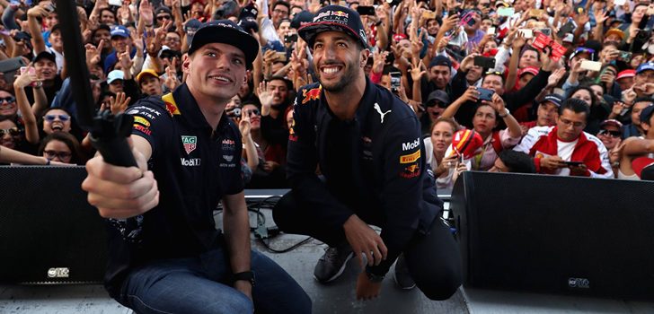 Verstappen y Ricciardo posan juntos para una foto