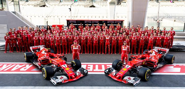 Räikkönen y Vettel junto a los ingenieros de Ferrari