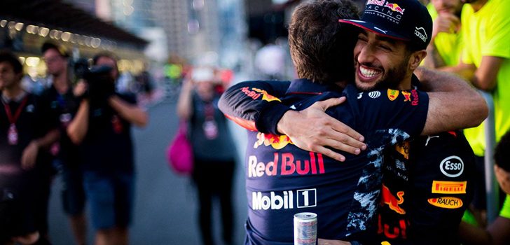 Ricciardo abraza a uno de sus ingenieros