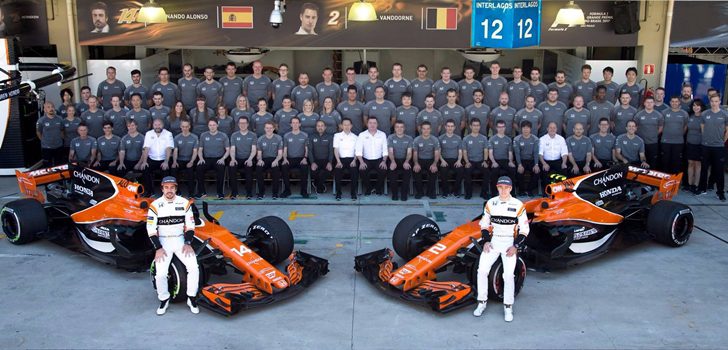 Alonso y Vandoorne junto a su equipo