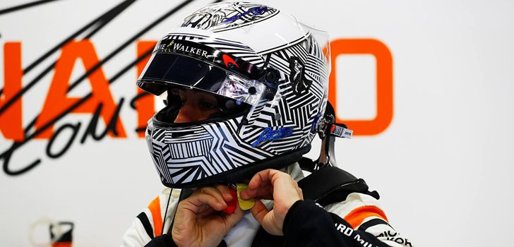 Alonso se quita el casco