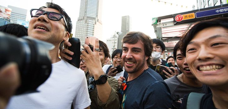 Alonso junto a sus fans