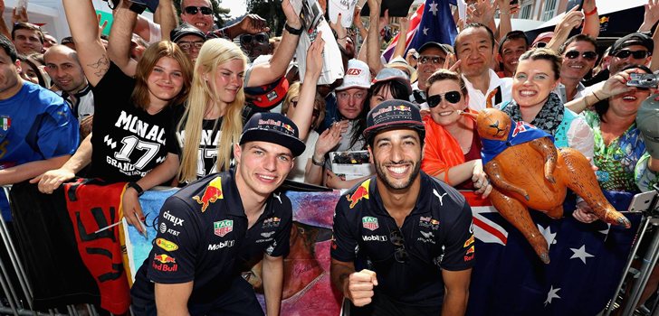 Verstappen y Ricciardo junto a los aficionados