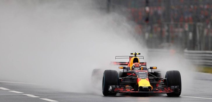 Verstappen pilota sobre agua