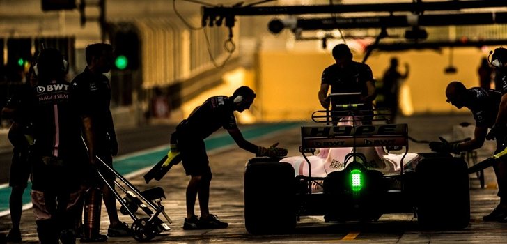 Los mecánicos de Force India trabajan en el monoplaza