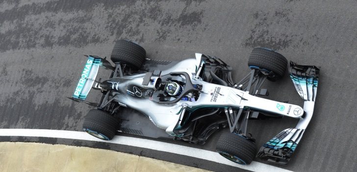 El nuevo Mercedes W09 en el pit lane de Silverstone