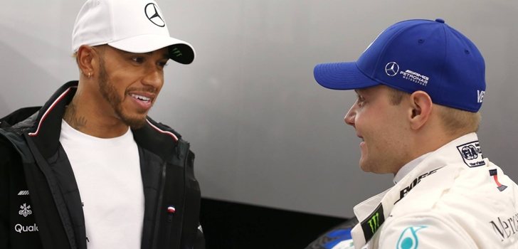 Hamilton y Bottas mantienen una conversación