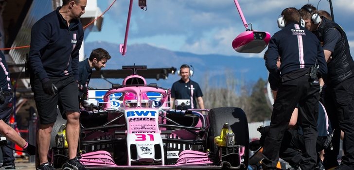 Los ingenieros de Force India trabajan en el monoplaza de Esteban Ocon