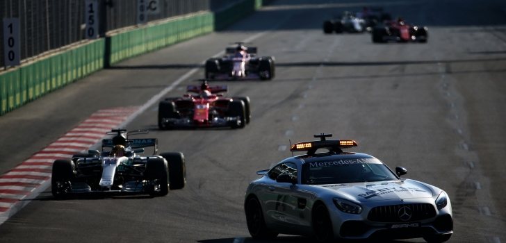 Pilotos siguiendo al Safety Car