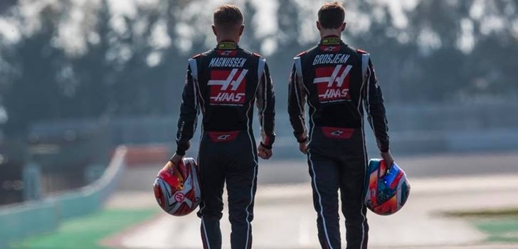 Grosjean y Magnussen posan junto a sus cascos