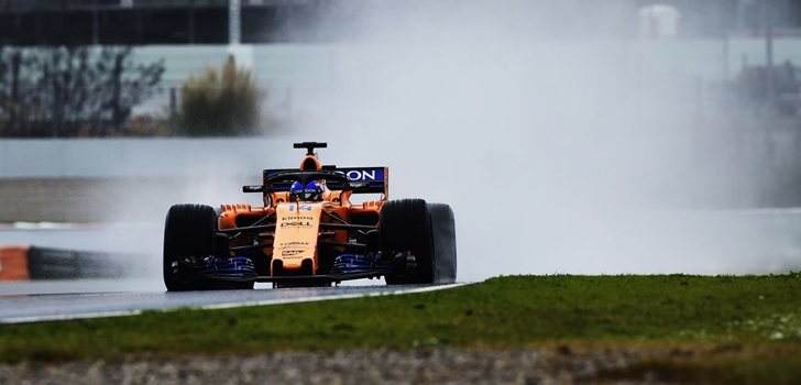 Alonso rueda sobre el asfalto mojado de Montmeló