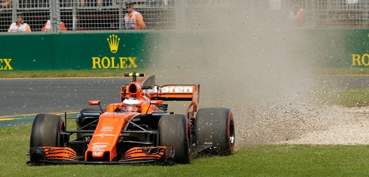 Vandoorne acaba en la hierba en el GP de Australia 2017