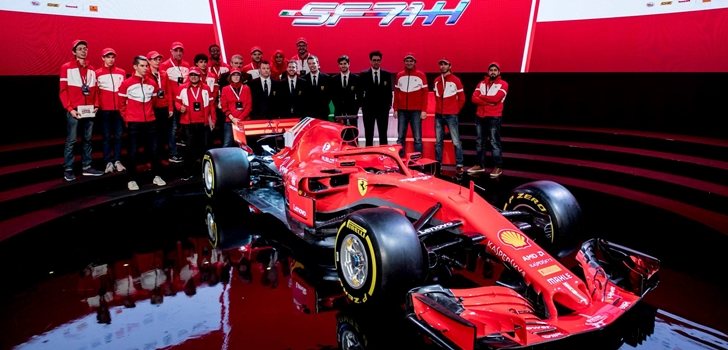 Directiva, ingenieros y pilotos en la rpesentación del SF71H