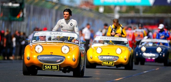 Sainz se pasea por el circuito de Albert Park