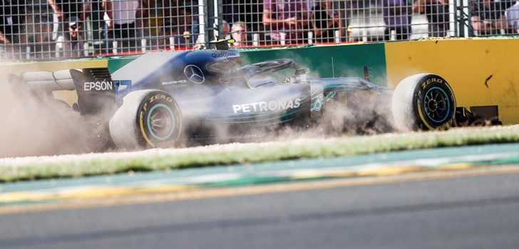 Bottas se sale de la pista en Australia