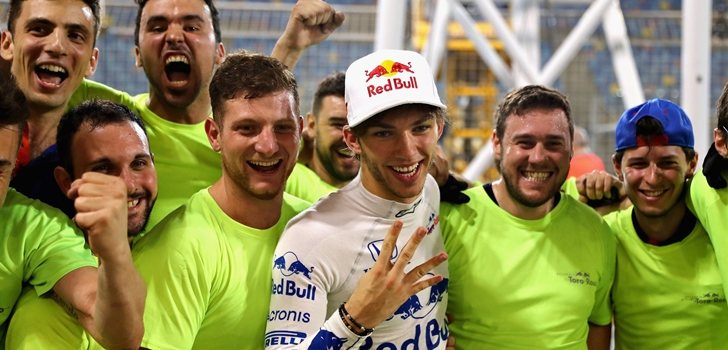 Gasly celebra el cuarto puesto en Baréin junto a su equipo