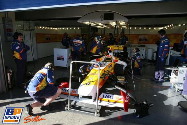 Hamilton adelanta a Alonso en el último suspiro... con el alerón de 2008