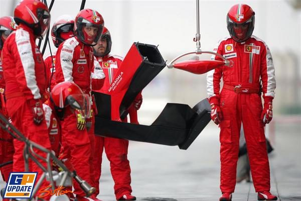 Problemas con el KERS, pero Kimi es primero