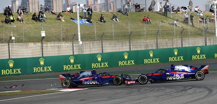 Gasly y Hartley colisionan en la curva 14 de Shangái