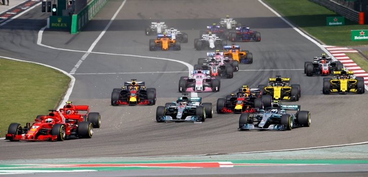 Los monoplazas de F1 en la salida del GP de China 2018