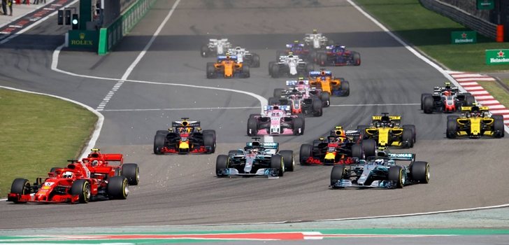 Los monoplazas de F1 en la salida del GP de China 2018