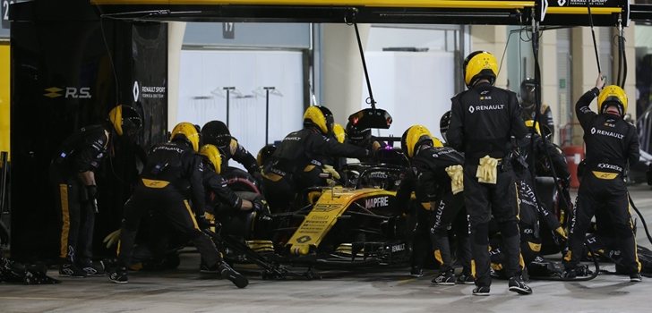 Los mecánicos de Renault trabajan en el monoplaza de Hülkenberg