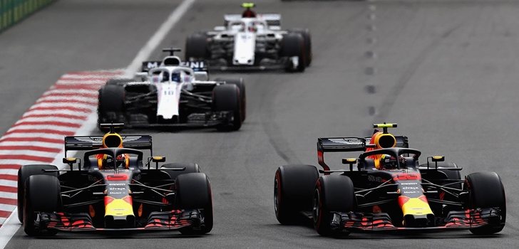 Ricciardo y Verstappen, durante el GP de Azerbaiyán 2018