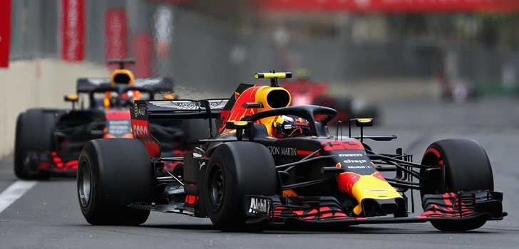 Ricciardo y Verstappen, durante el GP de Azerbaiyán 2018