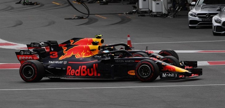 Ricciardo y Verstappen, durante el GP de Azerbaiyán 2018