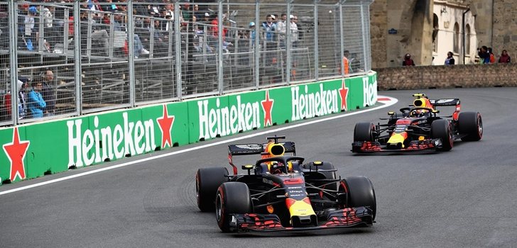 Ricciardo y Verstappen, durante el GP de Azerbaiyán 2018