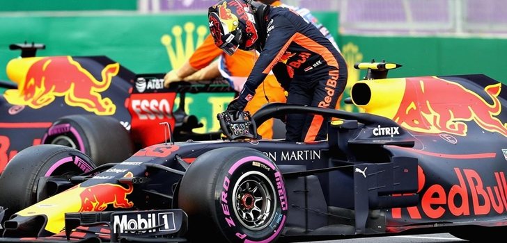 Verstappen se baja del monoplaza