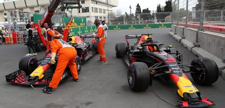 La grúa reira ambos Red Bull tras su accidente en Bakú 2018