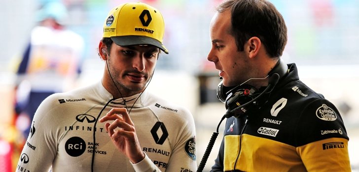 Carlos Sainz, junto a uno de sus ingenieros