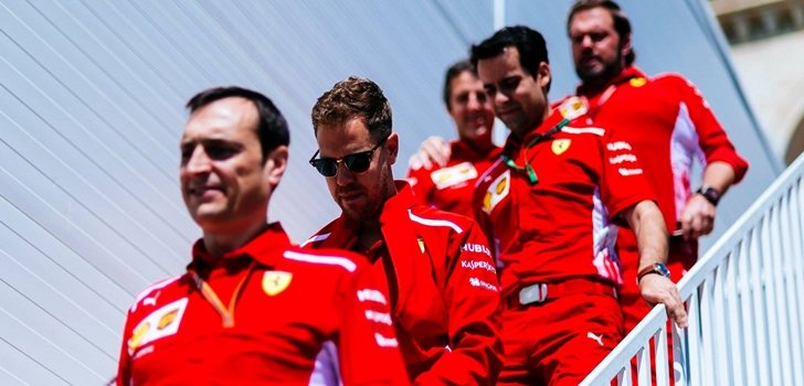 Vettel, junto a algunos ingenieros del equipo