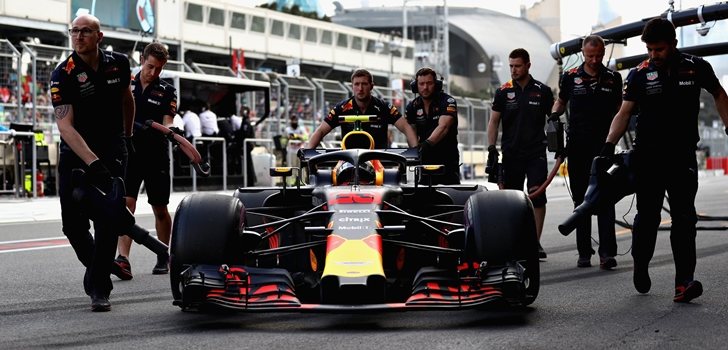 Los ingenieros de Red Bull empujan el coche de Verstappen
