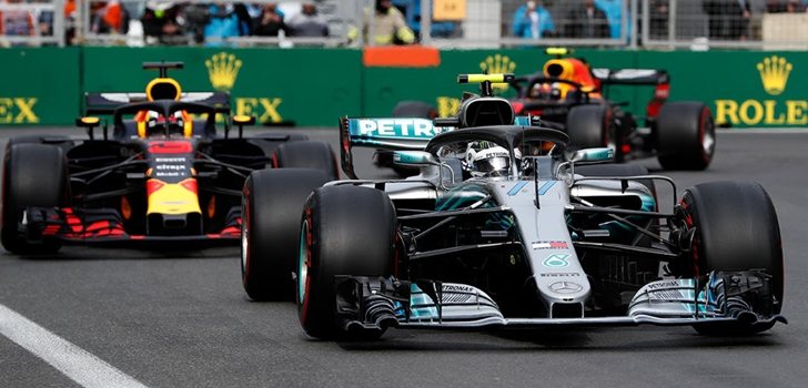 Bottas se defiende de los Red Bull en Bakú 2018