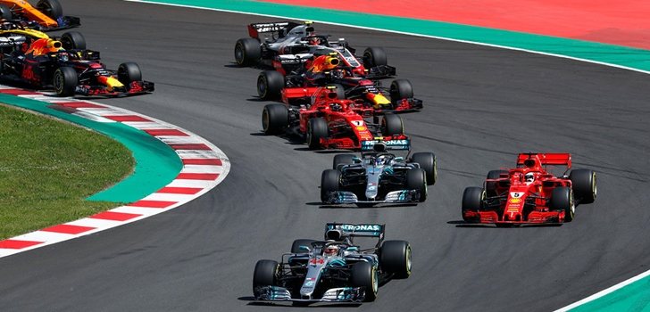 Los Mercedes, en la salida del GP de España 2018