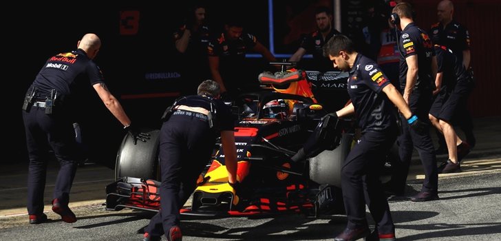Los ingenieros empujan a Ricciardo al garaje