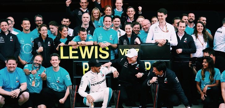 Mercedes celebra el doblete de Montmeló